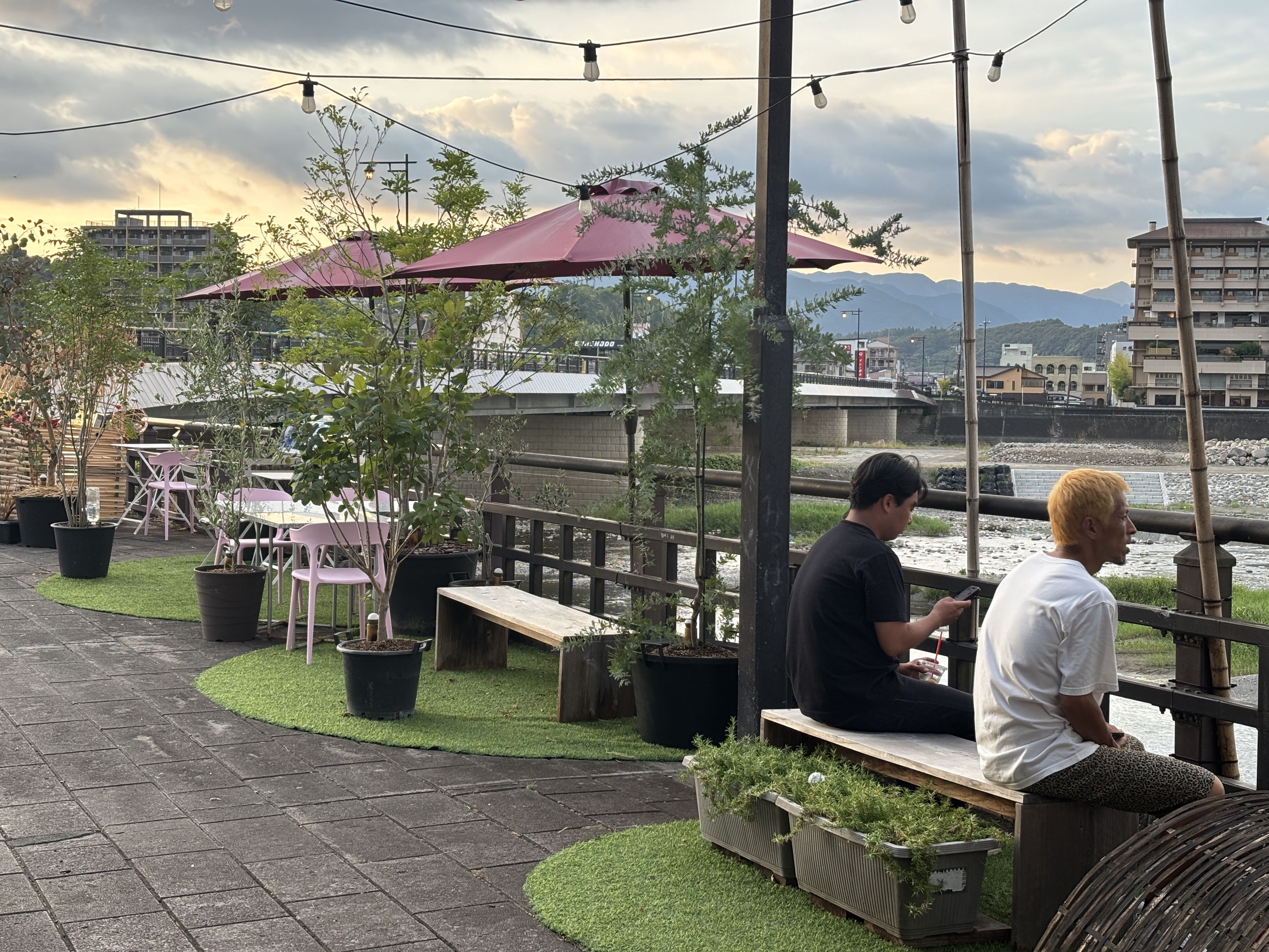 夕暮れの球磨川沿いテラス